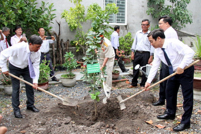 Đại biểu trồng cây lưu niệm tại Khu tưởng niệm Chủ tịch Hồ Chí Minh của gia đình ông Bùi Xuân Phước