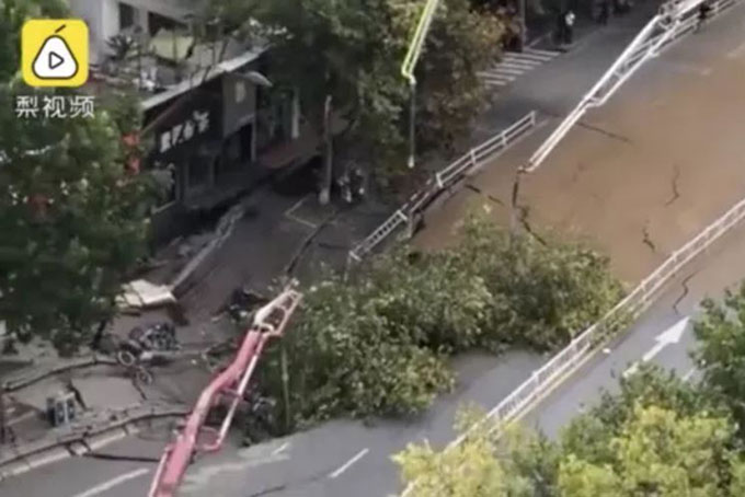 Con đường 4 làn bị sụp lún tại trung tâm TP Hàng Châu. Ảnh: Pear Video