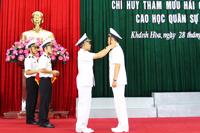 Chuẩn Đô đốc Lương Việt Hùng gắn quân hàm và trao chứng nhận tốt nghiệp cho các học viên khóa 59.