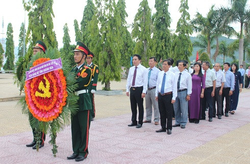 Đoàn đại biểu Ban Chấp hành Đảng bộ tỉnh do ông Nguyễn Tấn Tuân dẫn đầu viếng các anh hùng, liệt sĩ .