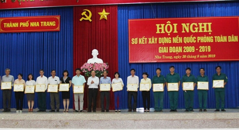 Lãnh đạo UBND TP. Nha Trang trao giấy khen cho các cá nhân.