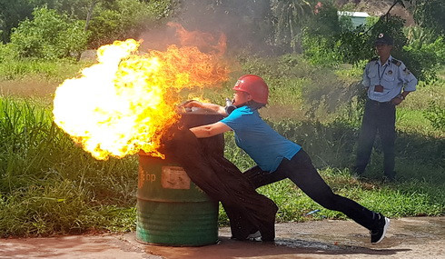 Hình ảnh một vận động viên nữ dùng mền nhúng nước để dập lửa khá ấn tượng