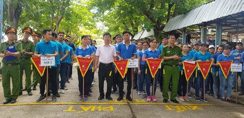 Ban Tổ chức trao cờ lưu niệm cho các đội tham gia hội thao.