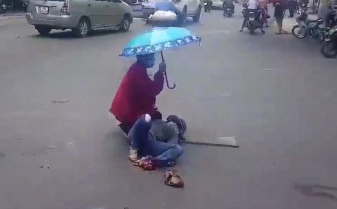 Va chạm xe khách biển số nước ngoài, một phụ nữ bị thương