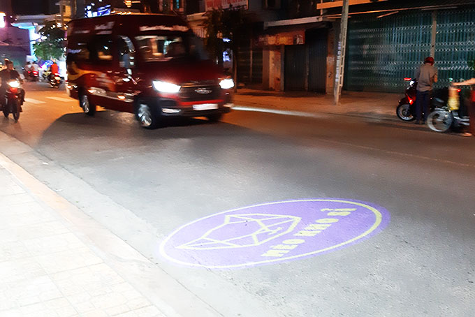 Nguy cơ từ đèn led chiếu logo xuống đường - Báo Khánh Hòa điện tử