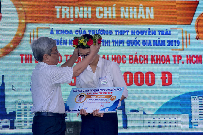 Ông Lê Xuân Thân trao học bổng cho á khoa của Trường THPT Nguyễn Trãi.