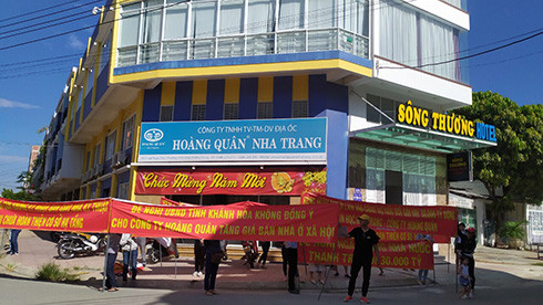 Khách hàng tập trung tại trụ sở Công ty Hoàng Quân tại Nha Trang để đòi nhà