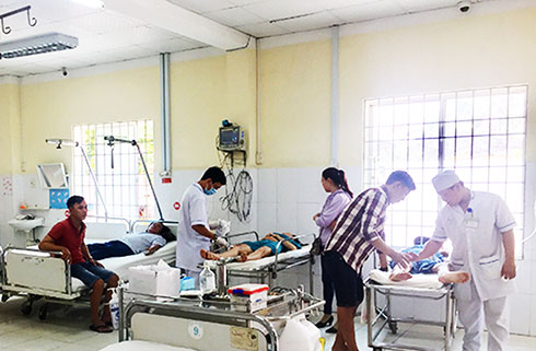 Các bác sĩ Bệnh viện Đa khoa tỉnh Khánh Hoà đang điều trị cho bệnh nhân trong những ngày lễ