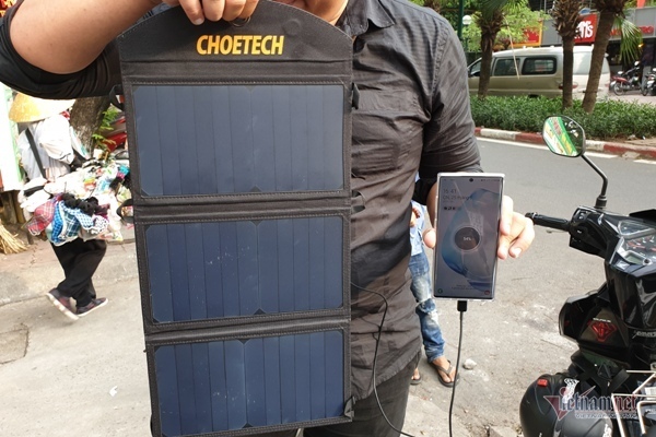 Trải nghiệm sạc điện thoại bằng pin năng lượng mặt trời
