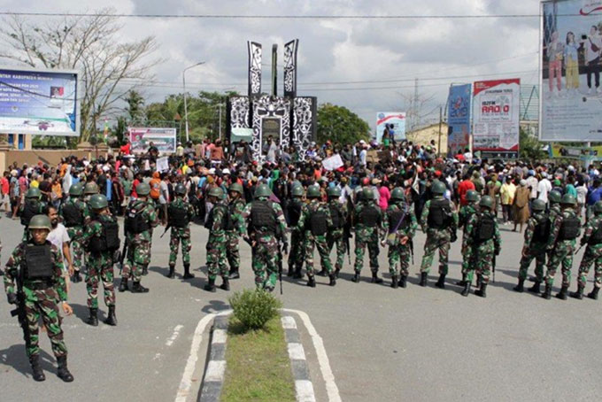 Lực lượng an ninh Indonesia được triển khai giữ gìn trật tự tại đây. Ảnh: AP.