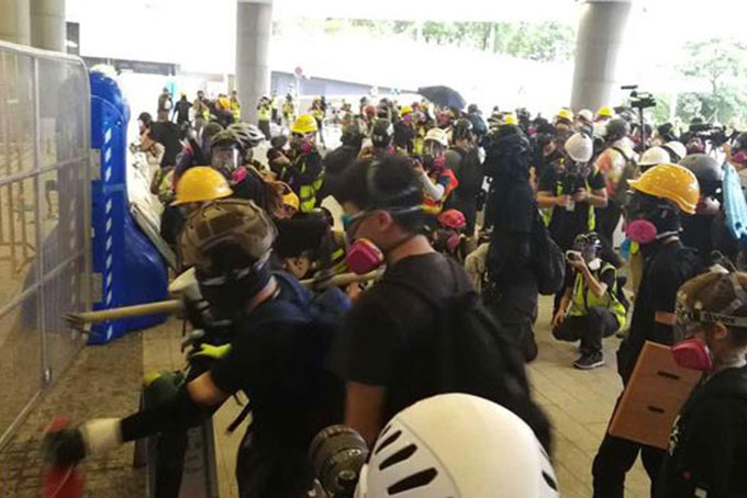 Người biểu tình bạo loạn tìm cách đột nhập vào tòa nhà Hội đồng lập pháp Đặc khu hành chính Hong Kong (Trung Quốc) ngày 31/8/2019. Ảnh: THX/TTXVN