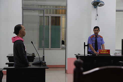 Giả nữ để tiếp cận trộm đồ