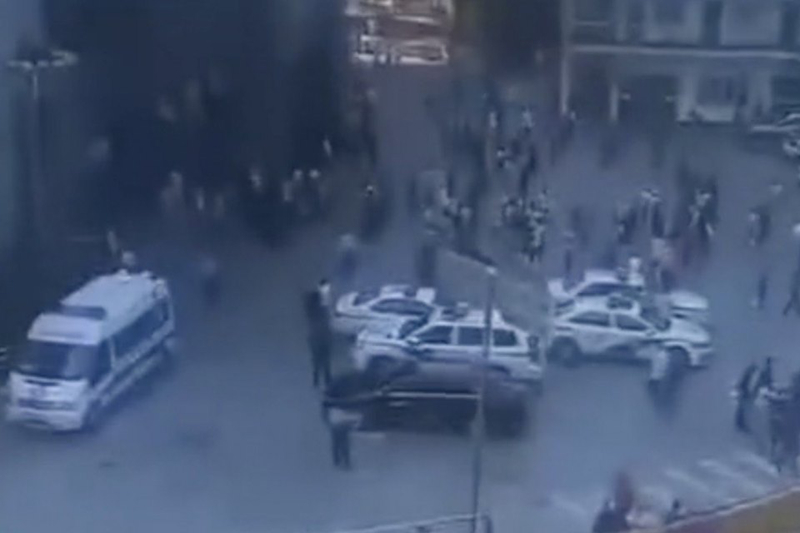 Các xe cảnh sát tập trung ngoài cổng trường nơi xảy ra vụ tấn công. Ảnh: miaopai