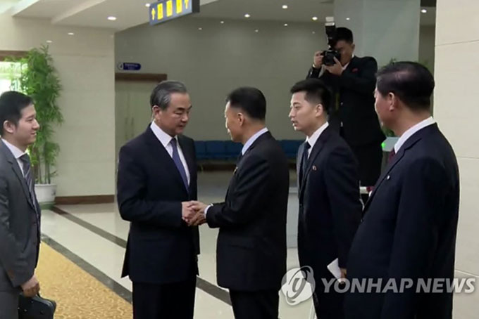 Ngoại trưởng Trung Quốc Vương Nghị bắt tay với 1 quan chức Triều Tiên sau khi đến Sân bay Quốc tế Bình Nhưỡng ngày 2/9/2019. Ảnh: Yonhap