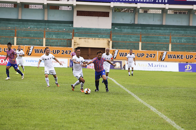 Hai đội bóng cựu tuyển thủ miền Bắc Việt Nam và Cảng Thái Lan thi đấu trận khai mạc.