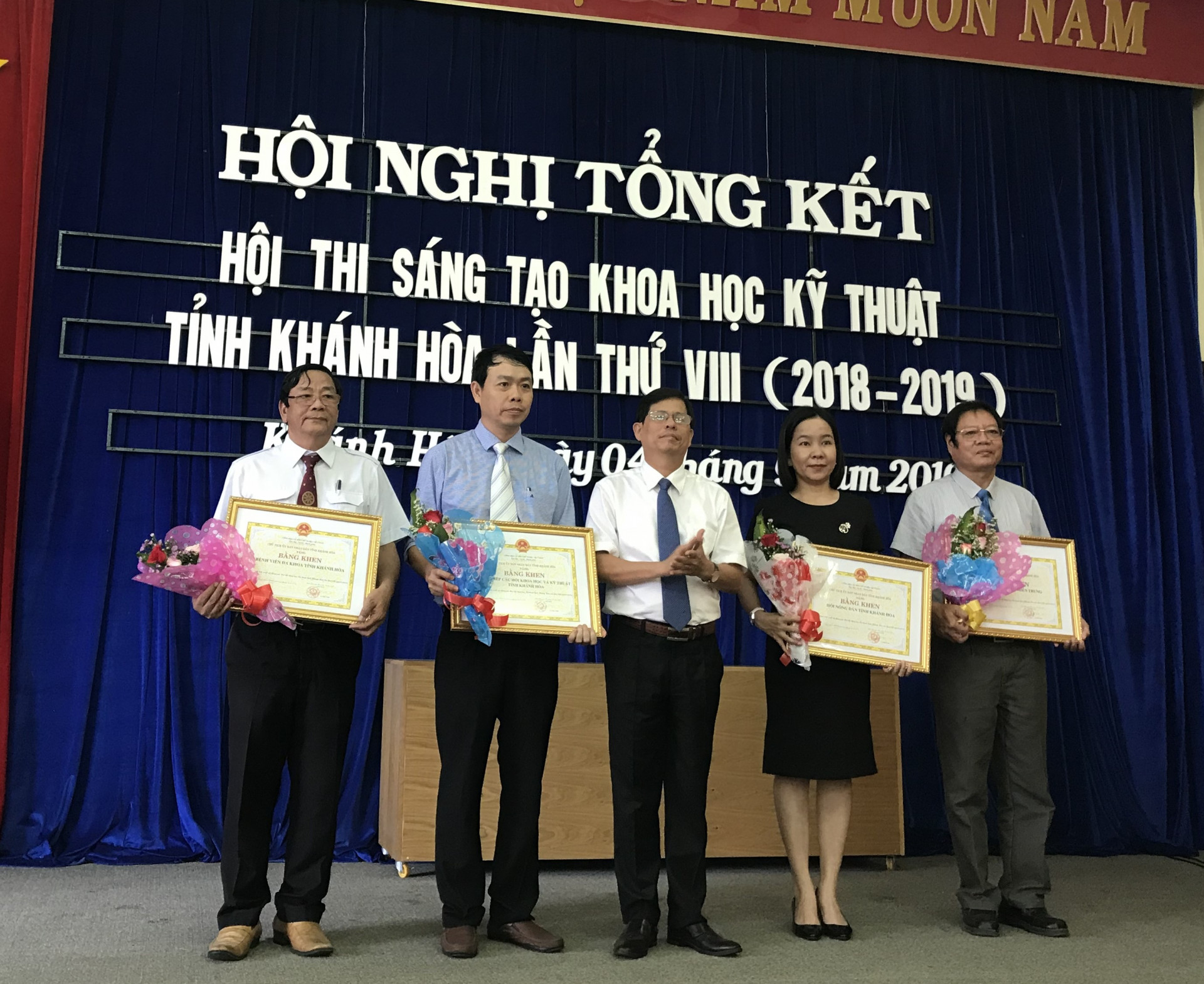 Ông Nguyễn Tấn Tuân trao bằng khen của UBND tỉnh Khánh Hòa cho các tập thể và cá nhân