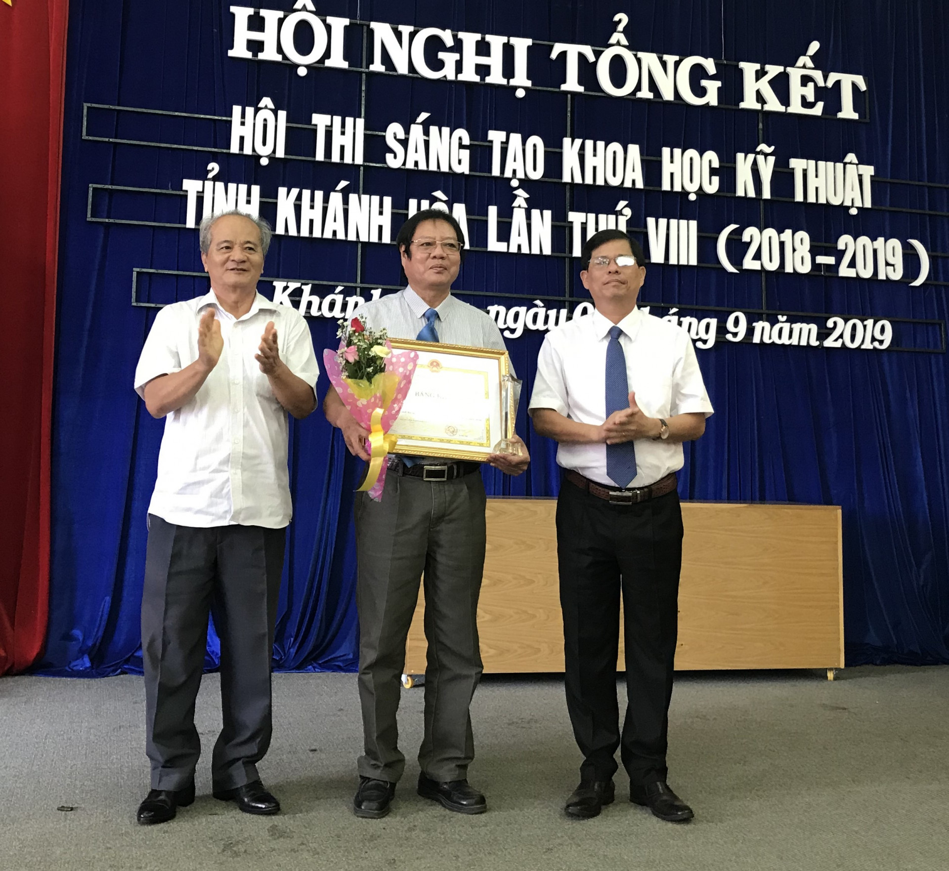 Ông Nguyễn Tấn Tuân (bìa phải) trao giải Nhất cho tác giả