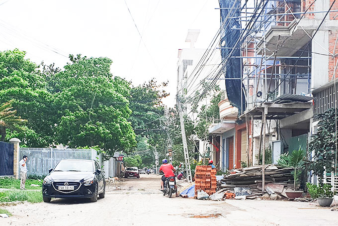 Việc vận động người dân hiến đất làm đường Cao Văn Bé, phường Vĩnh Phước đang gặp khó khăn.