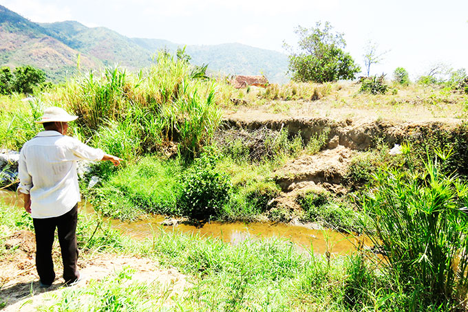 Nhiều đoạn suối Phước Thủy gây sạt lở đất sản xuất của người dân