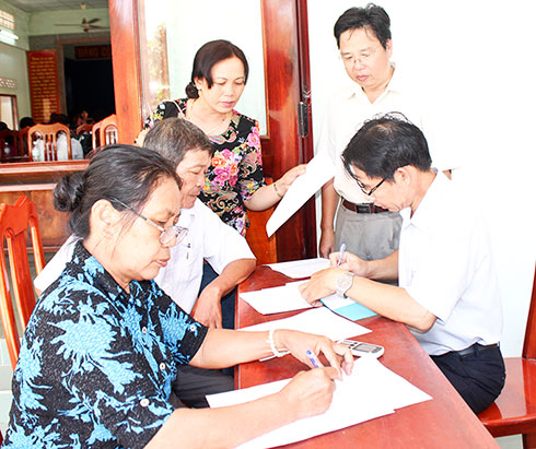 Người dân phường Ninh Đa đăng ký tham gia bảo hiểm xã hội tự nguyện.