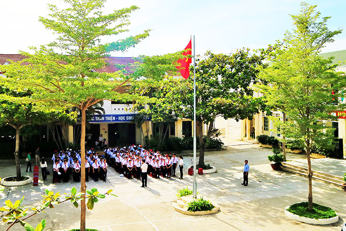 Học sinh Trường THCS Lê Thanh Liêm (TP. Nha Trang) tập dượt chuẩn bị cho lễ khai giảng.