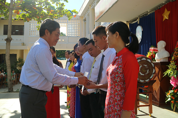 Ông Lê Thanh Quang trao phần thưởng của Tỉnh ủy Khánh Hòa cho các giáo viên. 