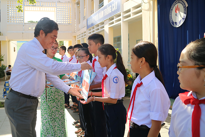 Ông Lê Thanh Quang trao học bổng của Tỉnh ủy Khánh Hòa cho các học sinh. 