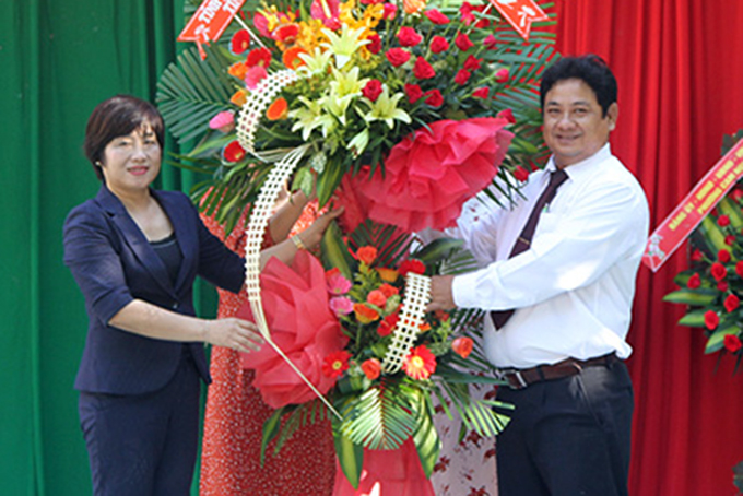 Bà Phạm Thị Khánh Hương tặng hoa chúc mừng nhà trường