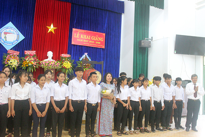 Lãnh đạo Trường THPT nội trú tỉnh tặng hoa chúc mừng giáo viên chủ nhiệm và học sinh lớp 10 trúng tuyển vào trường. 