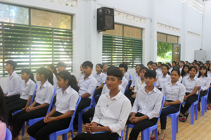 Học sinh lớp 10 hệ dân tộc thiểu số dự khai giảng năm học mới.