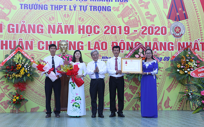 Ông Lê Xuân Thân trao Huân chương Lao động hạng Nhất cho đại diện nhà trường.