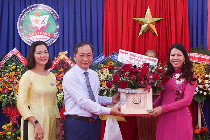 Ông Nguyễn Đắc Tài tặng hoa chúc mừng nhà trường trong ngày khai giảng năm học mới.