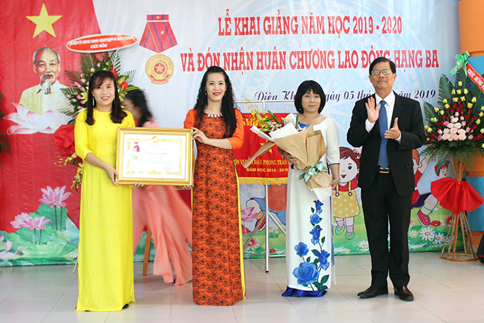 Thừa ủy quyền của Chủ tịch nước, ông Nguyễn Tấn Tuân trao Huân chương Lao động hạng Ba cho Trường Mầm non Hoa Phượng (ảnh: V.G). 