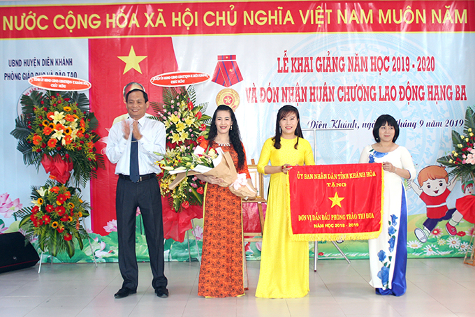 Trường Mầm non Hoa Phượng đón nhận cờ thi đua xuất sắc của UBND tỉnh (ảnh: V.G).