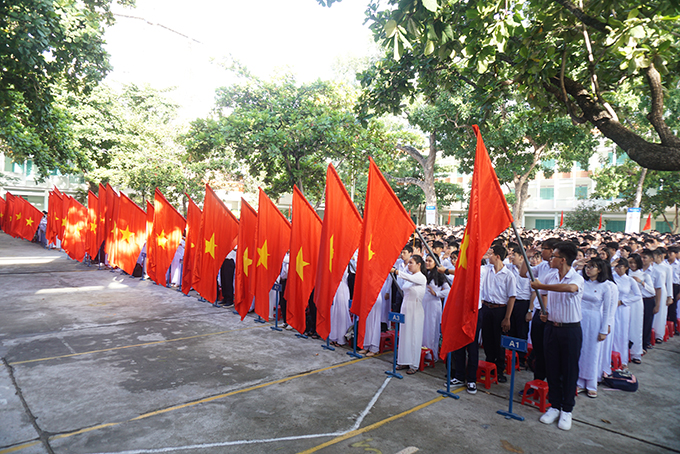 Học sinh Trường THPT Nguyễn Văn Trỗi trong ngày khai giảng.