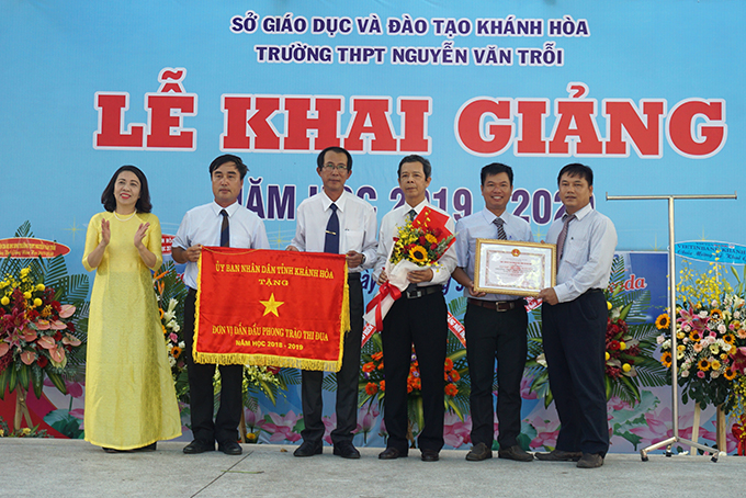 Trường THPT Nguyễn Văn Trỗi nhận Cờ thi đua và danh hiệu “Tập thể lao động xuất sắc”.