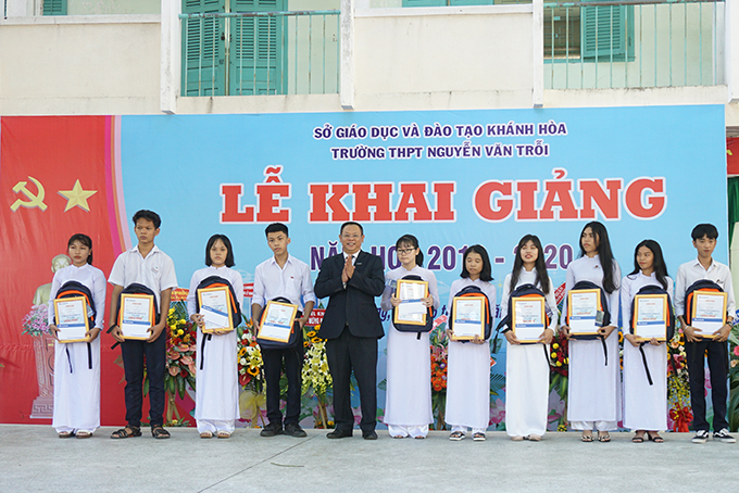 Lãnh đạo Sacombank Chi nhánh Khánh Hòa trao học bổng cho các em học sinh. 