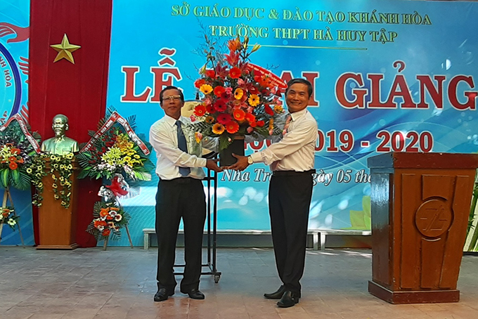 Ông Trần Ngọc Thanh tặng hoa chúc mừng  nhà trường nhân dịp khai giảng năm học mới.