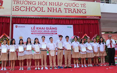 Thầy Phạm Hữu Bình - Hiệu trưởng trường iSchool Nha Trang trao học bổng cho các em học sinh.