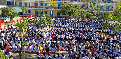 Gần 1.500 học sinh Trường PTTH Ngô Gia Tự trong ngày khai giảng năm học mới.