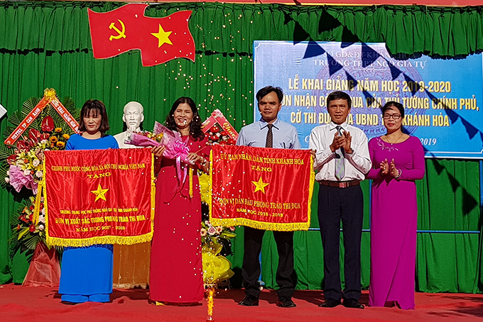Ban Giám hiệu nhà trường vinh dự đón nhận cờ thi đua hoàn thành xuất sắc của Thủ tướng Chính phủ.