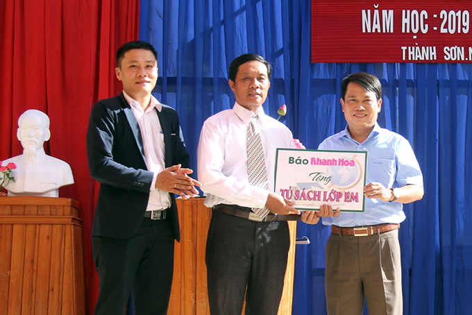 Lãnh đạo Báo Khánh Hòa và đơn vị tài trợ trao tủ sách lớp em, vở học sinh cho Trường Tiểu học và Trung học Cơ sở Thành Sơn.  