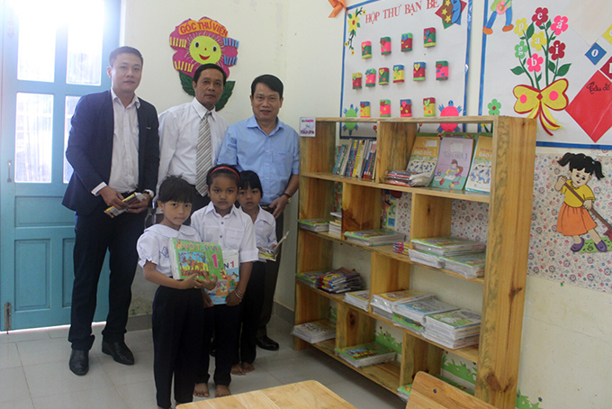 Chương trình tủ sách lớp em đến với Trường Tiểu học và Trung học cơ sở Thành Sơn.