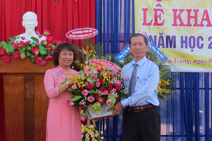 Ông Nguyễn Chuyện tặng lẵng hoa chúc mừng nhà trường 