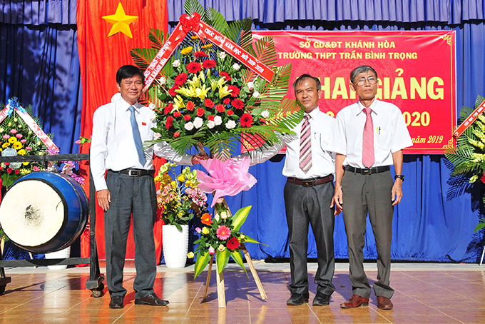 Ông Lữ Thanh Hải tặng hoa chúc mừng khai giảng Trường THPT Trần Bình Trọng