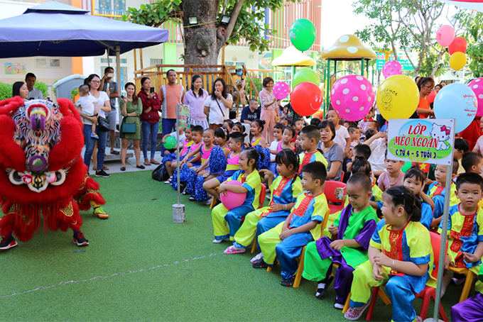 Các bé được xem nhiều tiết mục múa lân, múa hát rộn ràng trong ngày đầu năm học mới.