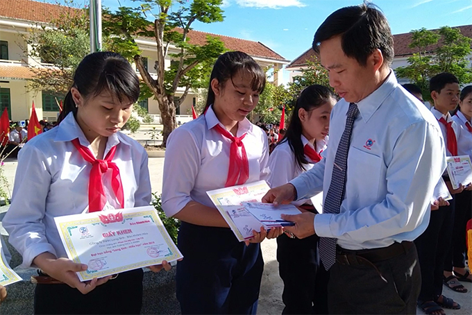 Lãnh đạo Công ty TNHH LONG SINH trao học bổng cho học sinh