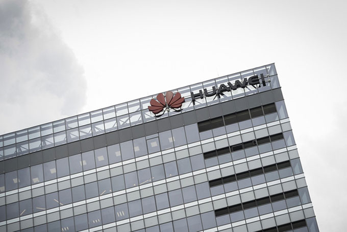 Huawei cáo buộc Mỹ tấn công mạng và lôi kéo, dọa dẫm nhân viên