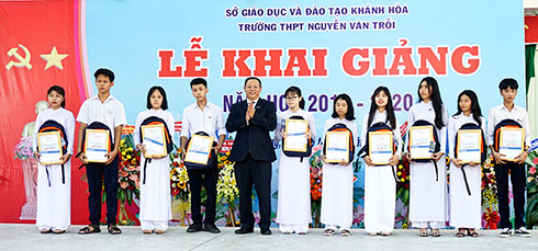 Ông Phạm Tấn Minh - Giám đốc Sacombank Chi nhánh Khánh Hòa trao học bổng cho các em học sinh Trường THPT Nguyễn Văn Trỗi (TP. Nha Trang).