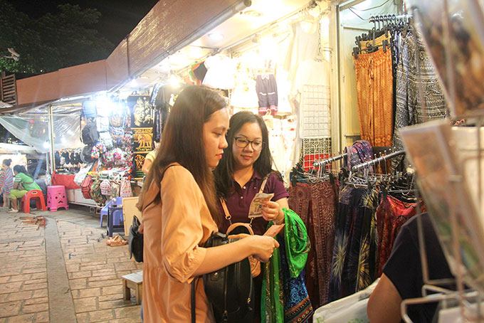 Du khách mua sắm ở chợ đêm Chiang Mai.